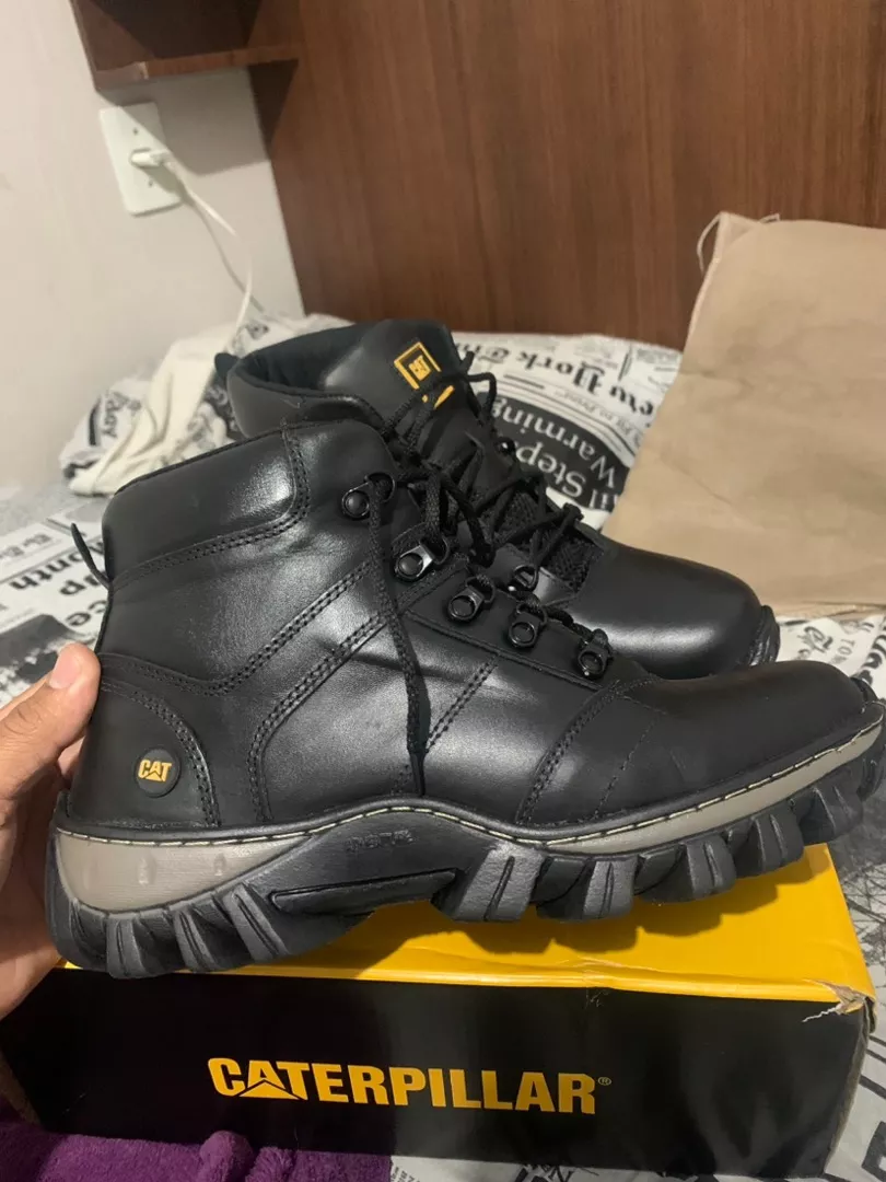 Homem vestindo bota, vista frontal