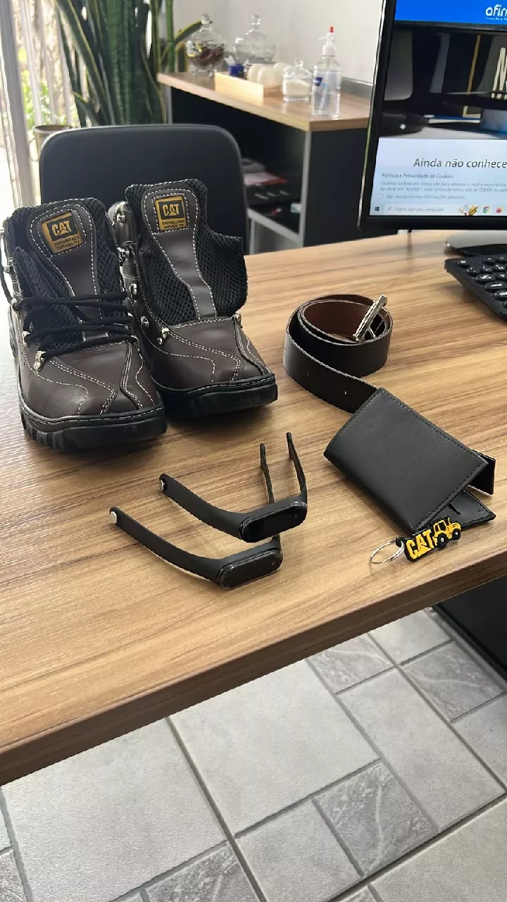 Homem vestindo bota, vista frontal