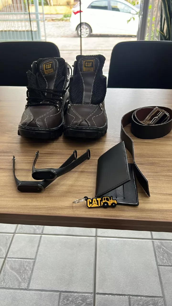 Homem vestindo bota, vista lateral
